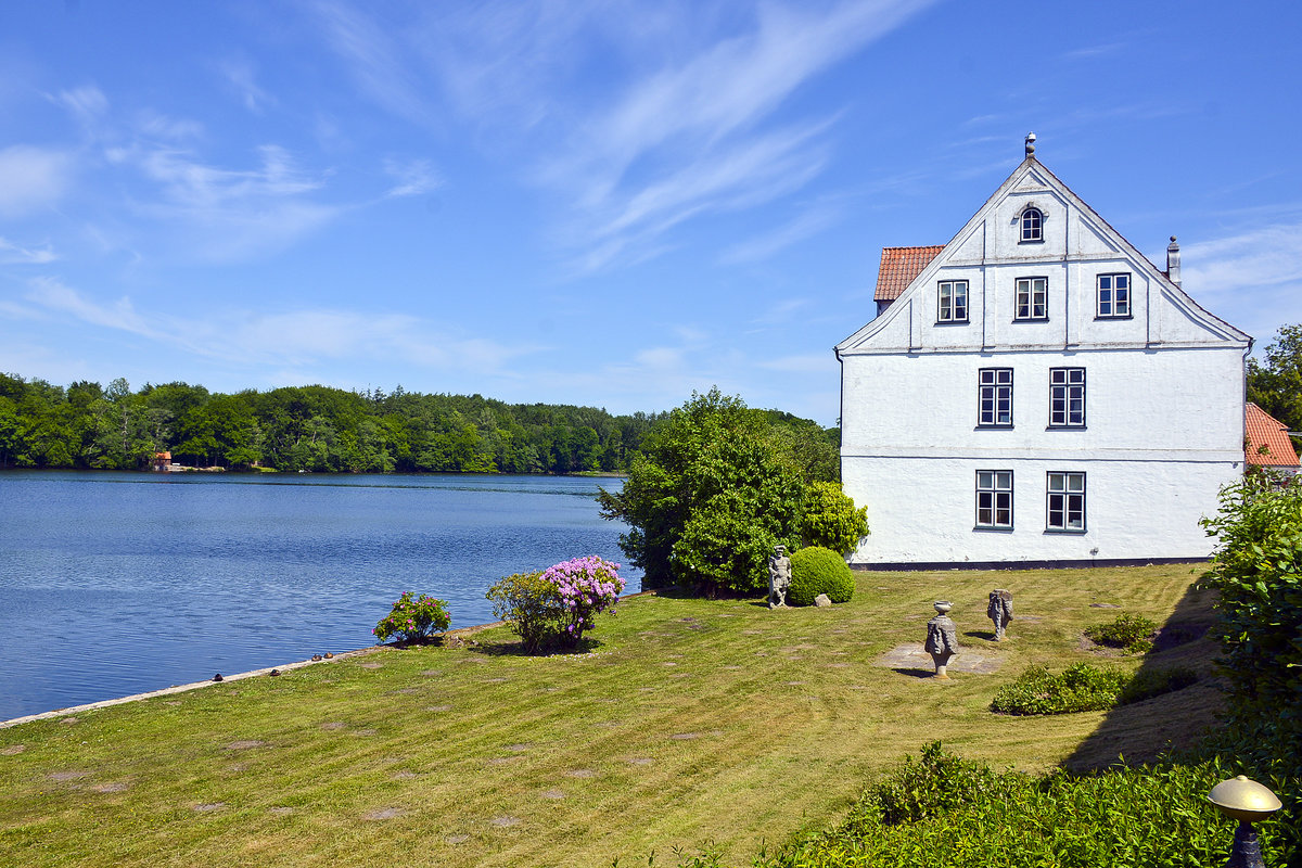 Das Hauptgebude des Wirtschaftshofes am Schlo Glcksburg liegt direkt am Schloteich. Aufnahme: 3. Juni 2020.