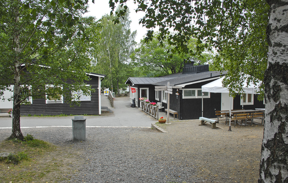 Das Hauptgebäude der Jugendherberge »Hellasgården« am Kålltorpssjön südöstlich von Stockholm. Im Haus befindet sich nicht nur das Büro sondern auch ein Café und eine Sauna im Nordischen stil (schwedisch: bastu). Aufnahme: 24. Juli 2017.