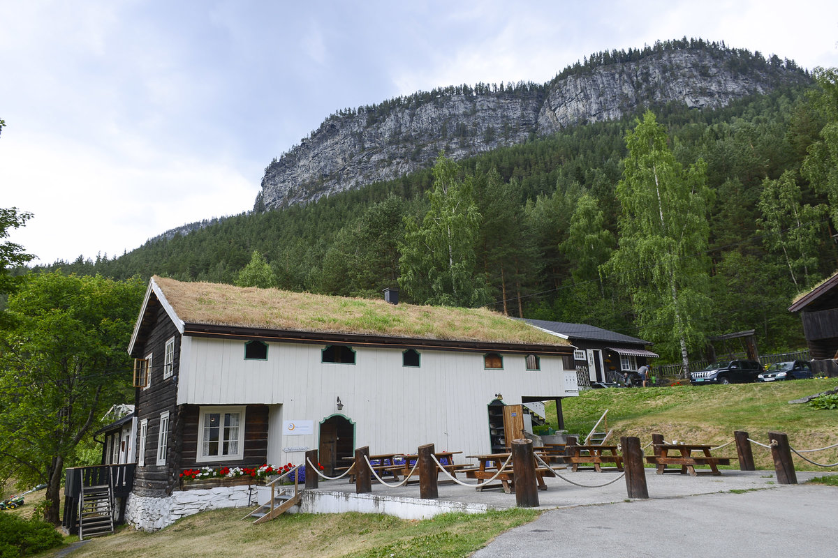 Das Hauptgebäude der Soja Jugendherbe im norwegischen Oppland Provinz. Das Gebäude wurde 1747 gebaut. Aufnahme: 19. Juli 2018.