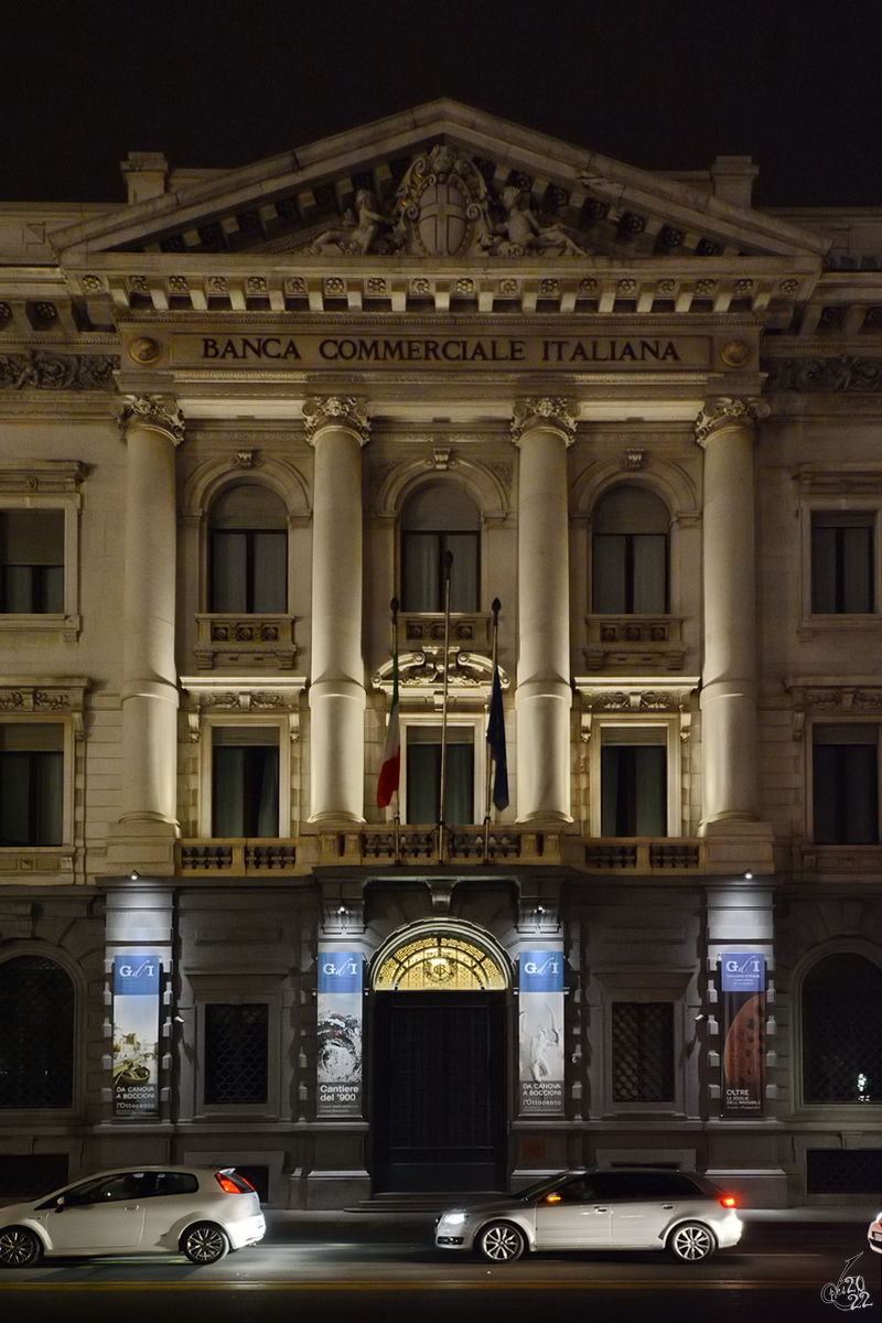 Das Hauptportal des Anfang des 20. Jahrhunderts im Stil der Neorenaissance errichteten Palazzo della Banca Commerciale Italiana. (Mailand, Juni 2014)