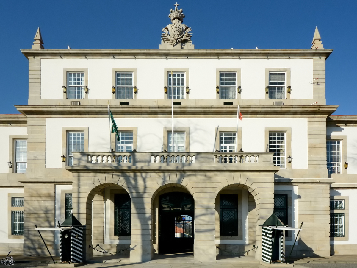 Das Hauptportal des Militrsttzpunkes Quartel de Santo Ovdio direkt am Platz der Republik in Porto. (Januar 2017)