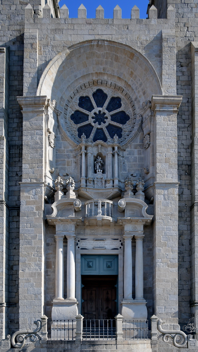 Das Hauptportal der Kathedrale von Porto (S do Porto). (Januar 2017)