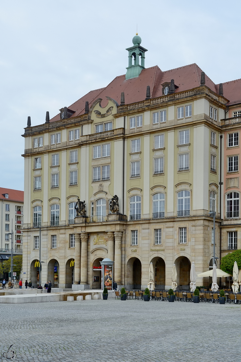 Das Haus Altmarkt in Dresden wurde von 1953 bis 1956 im Stil des sozialistischen Klassizismus errichtet. (April 2014)