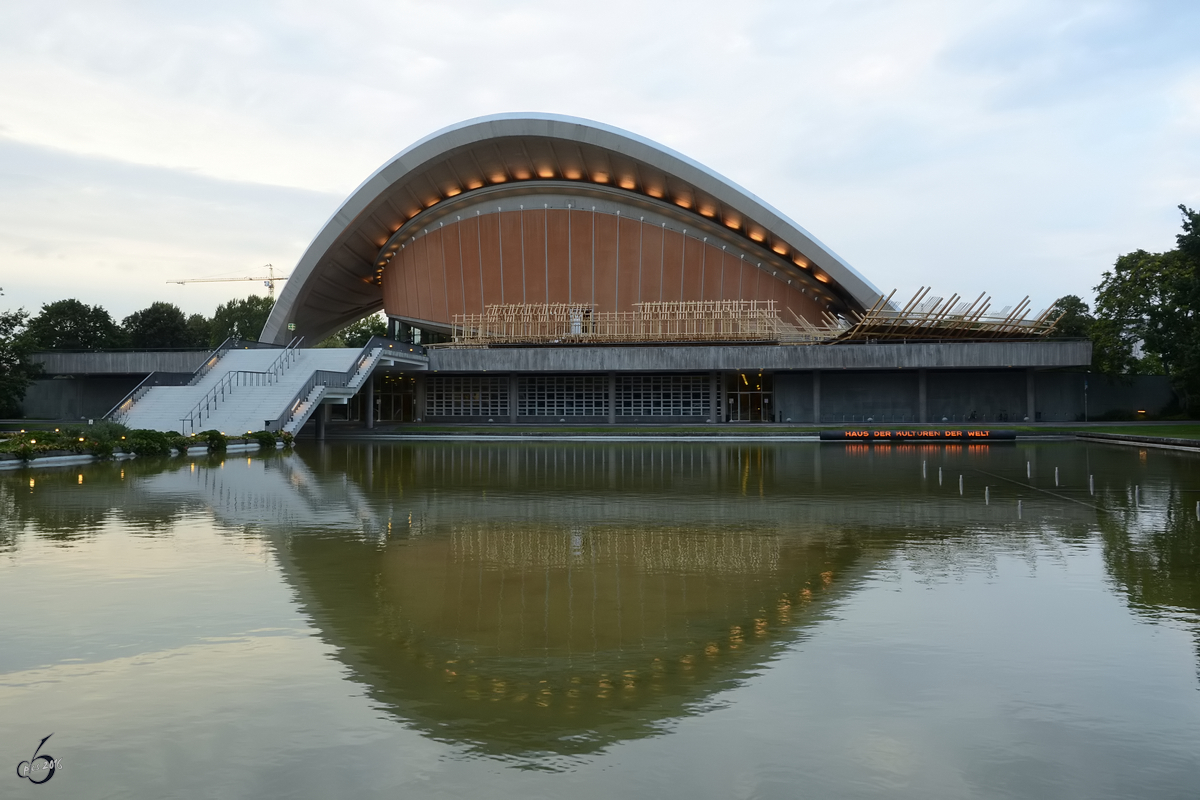 Das Haus der Kulturen der Welt - ursprnglich schlicht als Kongresshalle bezeichnet - entstand als amerikanischer Beitrag zur Internationalen Bauausstellung im Jahr 1957. (Berlin