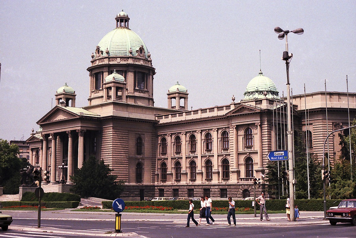 Das Haus der Nationalversammlung (Die Skuptina) in Belgrad. Aufnahme: Juli 1984 (digitalisiertes Negativfoto). Die Skuptina diente auch als Parlament Jugoslawiens sowie der Staatengemeinschaft Serbien-Montenegro. Seit 2006 ist es jedoch wieder Sitz des serbischen Parlaments.