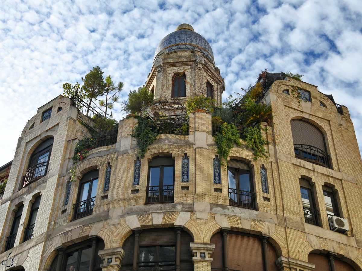 Das Haus der Portugiesen (Casa de los Portugueses) wurde zwischen 1919 und 1922 im klassizistischen Stil erbaut. (Madrid, November 2022)