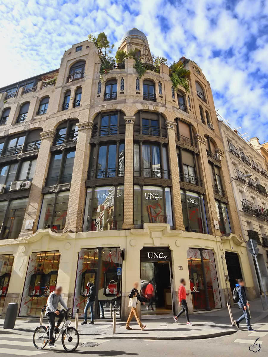 Das Haus der Portugiesen (Casa de los Portugueses) wurde zwischen 1919 und 1922 im klassizistischen Stil erbaut. (Madrid, November 2022)