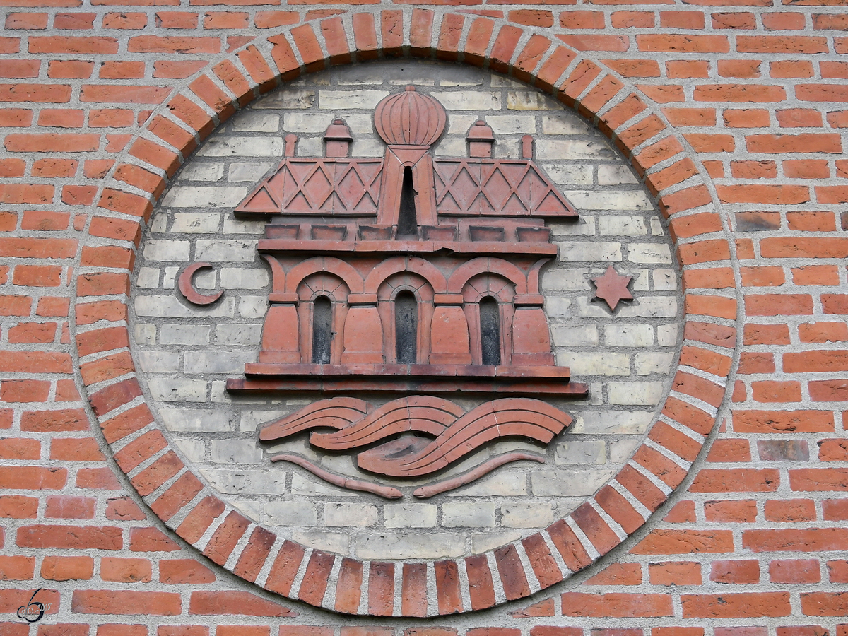 Das in einer Hausfassade eingelassene Stadtwappen der Stadt Aalborg. (Juni 2018)