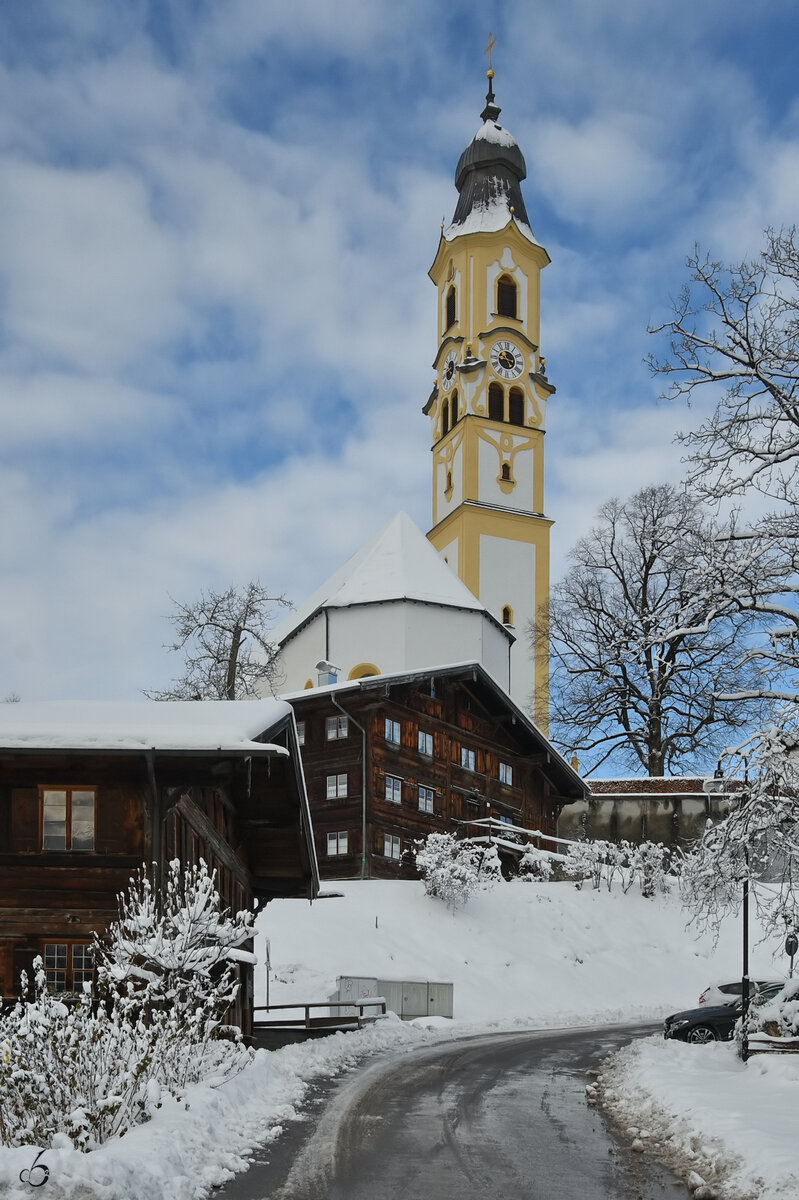 Das Heimathaus, dahinter die Villa Goldonkel und die katholische Pfarrkirche St. Nikolaus befinden sich an der Kirchsteige in Pfronten. (November 2023)