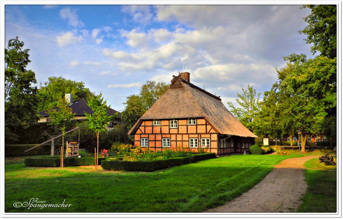 Das Heimathaus in Fintel Kreis Rotenburg Wmme. Hier werden nicht nur Feste gefeiert, hier wird auch feste gefeiert ;-)
Kunstausstellungen werden hier auch geboten. Damit das ganze Dorf auch teilnehmen kann, wird die Remise zweckentfremdet (hinter mir, nicht mehr im Bild). September 2018