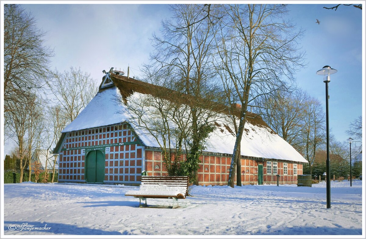 Das Heimathaus Sittensen im Schnee. Ein sonnig-kalter Tag im Januar 2024