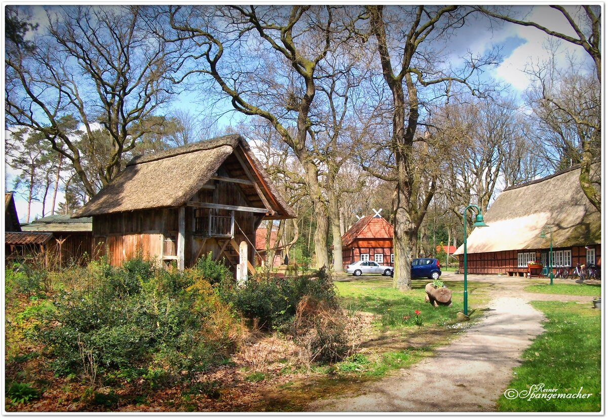 Das Heimathausgelnde in Schneverdingen, Lneburger Heide. Im Vordergrund der alte Speicher, rechts das Heimathaus. Mitte April 2012