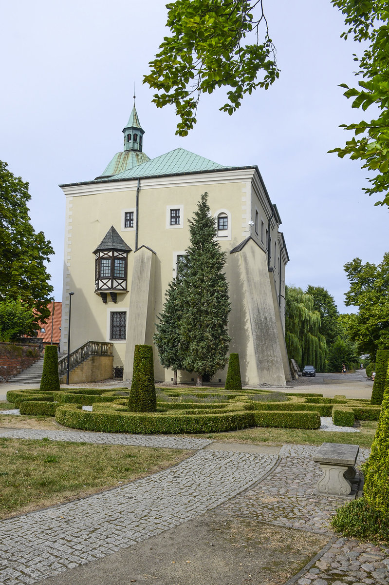 Das Herzogschloss (Zamek Książąt Pomorskich) von Słupsk (Stolp). Von der ehemaligen kunstvoll gestalteten Fassade ist heute mehr nichts zu sehen. Aufnahme: 20. August 2020.
