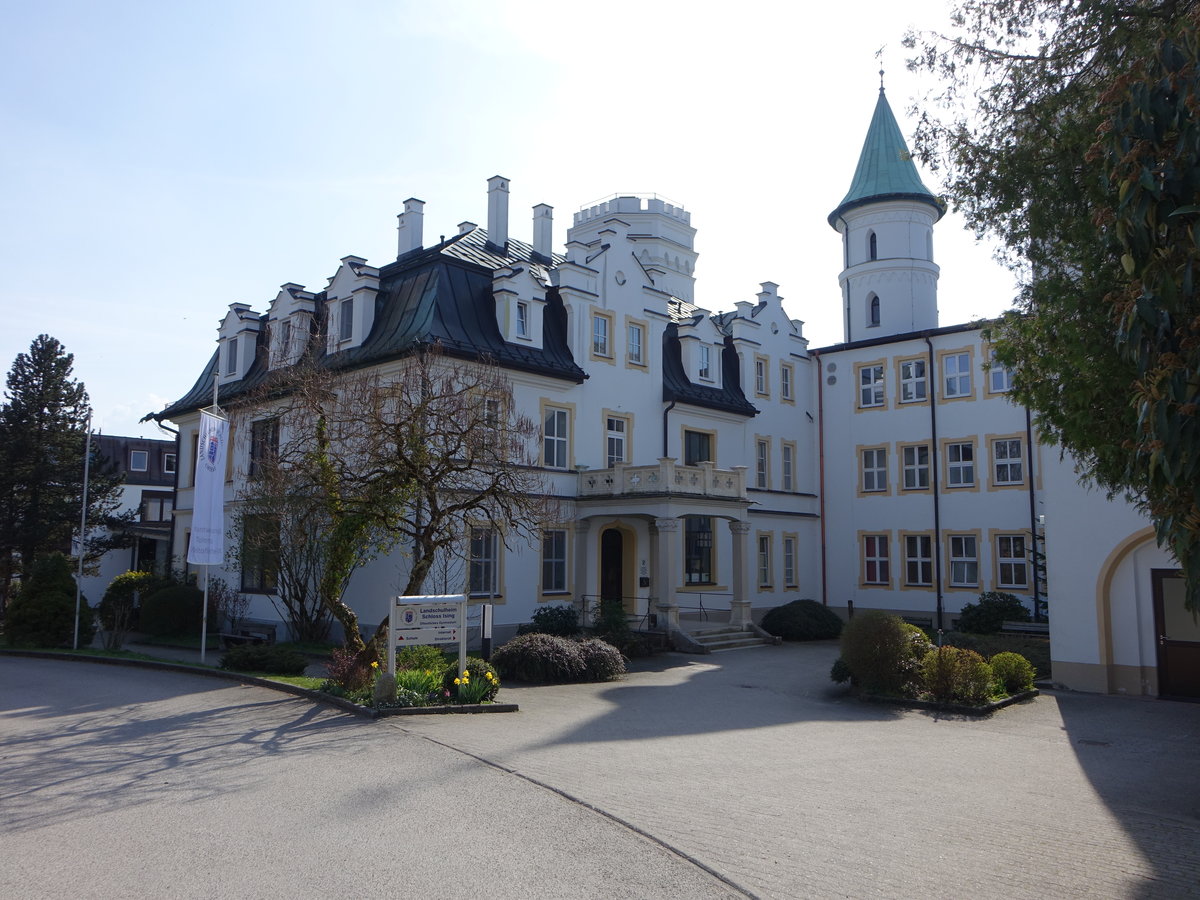 Das heutige Landschulheim Schloss Ising entstand aus einem Gutsbau aus dem frhen 19. Jahrhundert, dessen Ausbau um 1870 durch Franz von Liel folgte. 1892 erwarb Major Leo Czermak, der damalige Prsident des Bayerischen Automobilclubs, das damals schon schlosshnliche Gebude und veranlasste den weiteren Ausbau, der gotisierend mit Zinnenturm, Zwerchhusern und Dachhuschen erfolgte. Das Schloss wurde 1934 nach einem Brand im Jahr 1923 erneuert (02.04.2017)