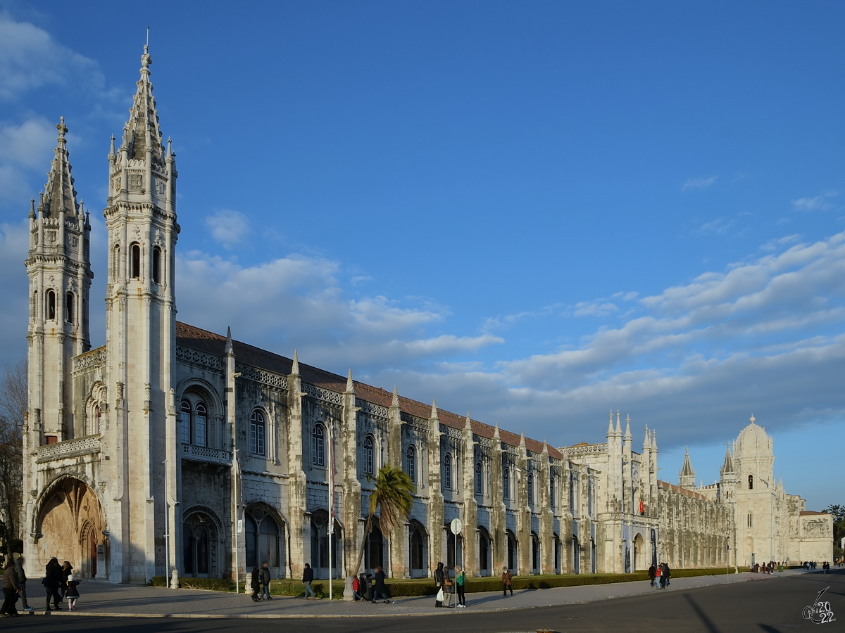 Das Hieronymitenkloster (Mosteiro dos Jernimos) ist 300 Meter lang und hat eine reichverzierte Kalksteinfassade im Stil der Manuelinik, einer portugiesischen Variante der Sptgotik mit Elementen der Renaissance. (Lissabon, Januar 2017)