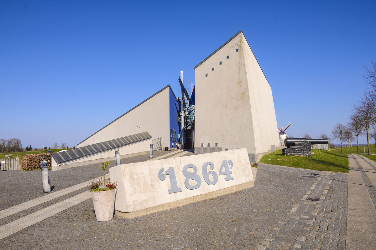 Das Historiecenter Dybbl Banke (deutsch: Geschichtszentrum Dppeler Anhhe) ist ein Museum und ein Geschichtspark an den Dppeler Schanzen in der Nhe der dnischen Stadt Snderborg (Sonderburg). Es dokumentiert die Vorgeschichte, den Verlauf und die Auswirkungen des Deutsch-Dnischen Krieges von 1864 und insbesondere von dessen Entscheidungsschlacht, bei der am 18. April 1864 preuische Truppen die Dppeler Schanzen einnahmen, wodurch der Krieg zugunsten Preuens und sterreichs entschieden wurde. Aufnahme: 20. Mai 2021.