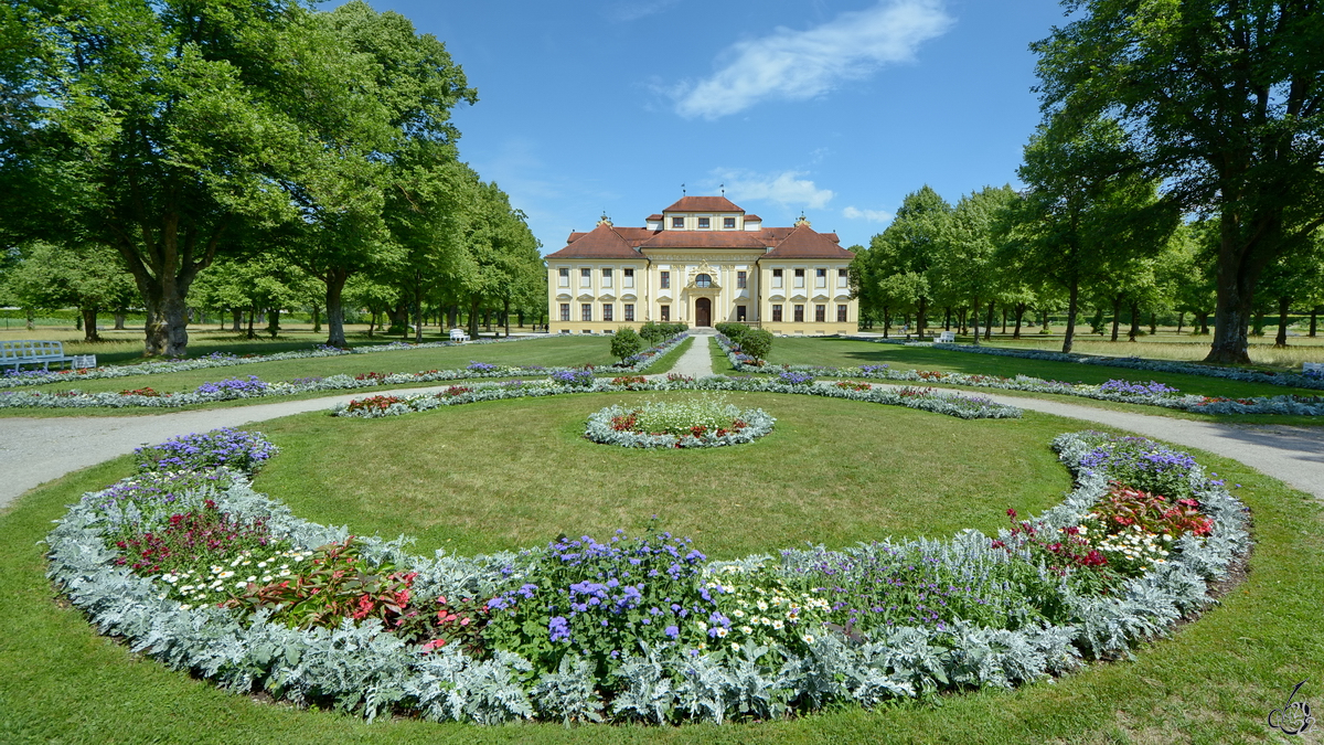 Das hochbarocke Schloss Lustheim entstand ab 1684 und befindet sich am stlichen Rand einer prachtvollen Parkanlage in Oberschleiheim. (Juli 2017)