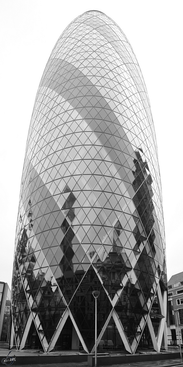 Das Hochhaus 30 St Mary Axe oder auch  Die Gewrzgurke  in London. (Mrz 2013) 