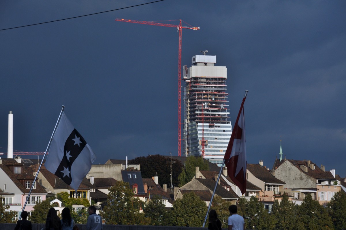 Das hchste Gebude der Schweiz hat bald seine Hhe von 175 Metern erreicht. Der ROCHE Turm hat hier eine Hhe von 155 Meter. Die Aufnahme stammt vom 13.09.2014.