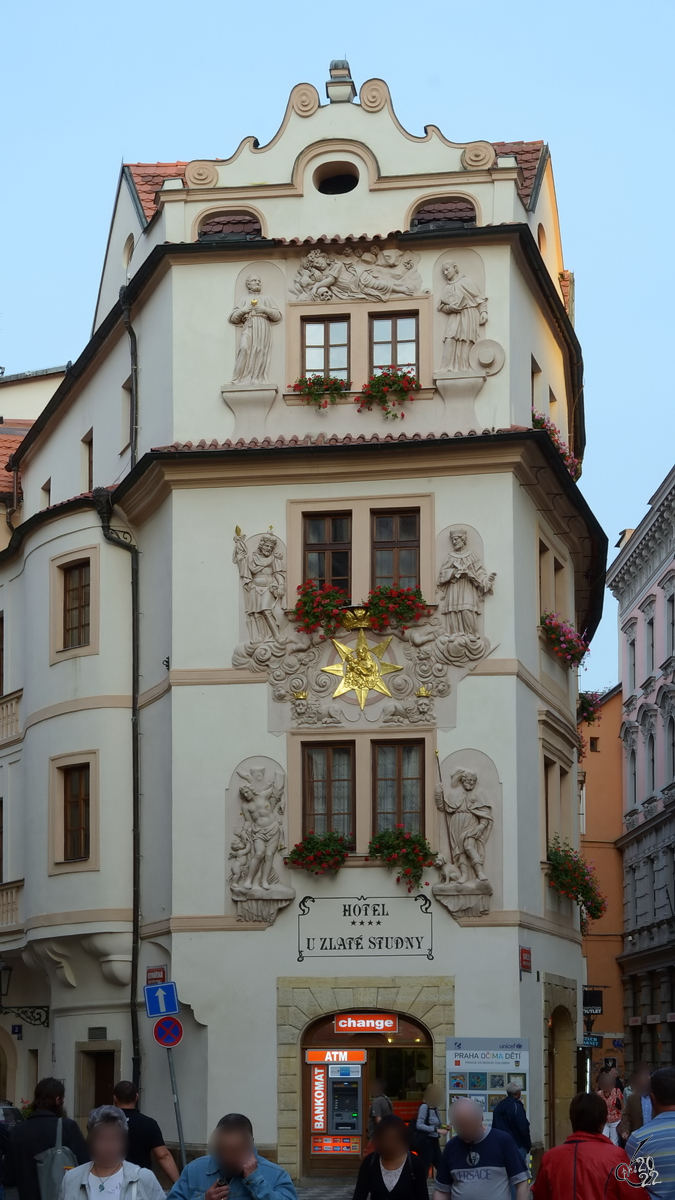 Das Hotel  Am Goldenen Brunnen  befindet sich in der Altstadt von Prag. (September 2012)