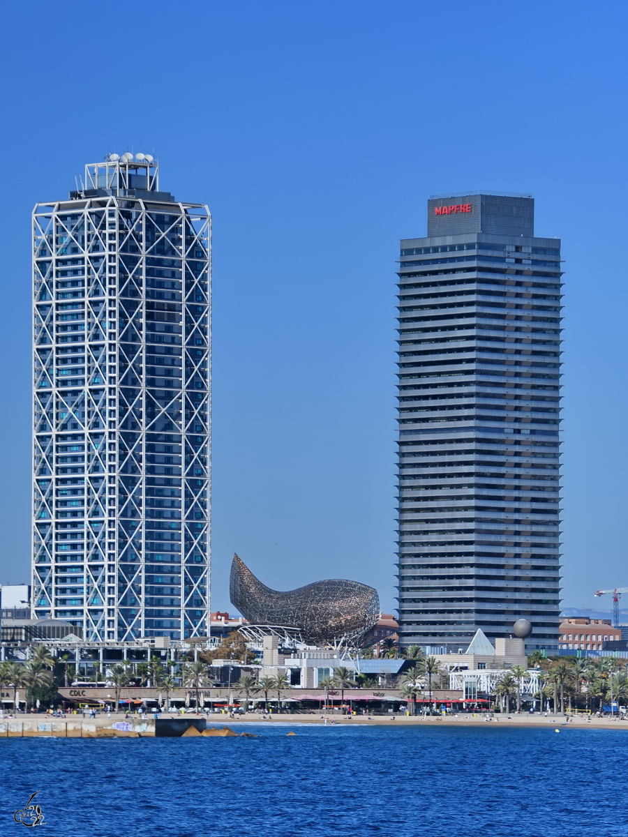 Das Hotel Arts und der Torre Mapfre sind in Strandnhe gebaute 154 Meter hohe Wolkenkratzer in Barcelona. (November 2022)