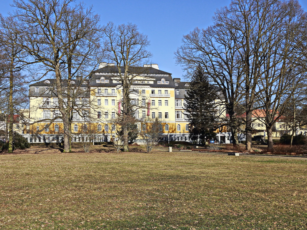 Das Hotel Harvey in Franzensbad (Frantiskovy Lazne ) gesehen vom Westend Park am 18. Februar 2019