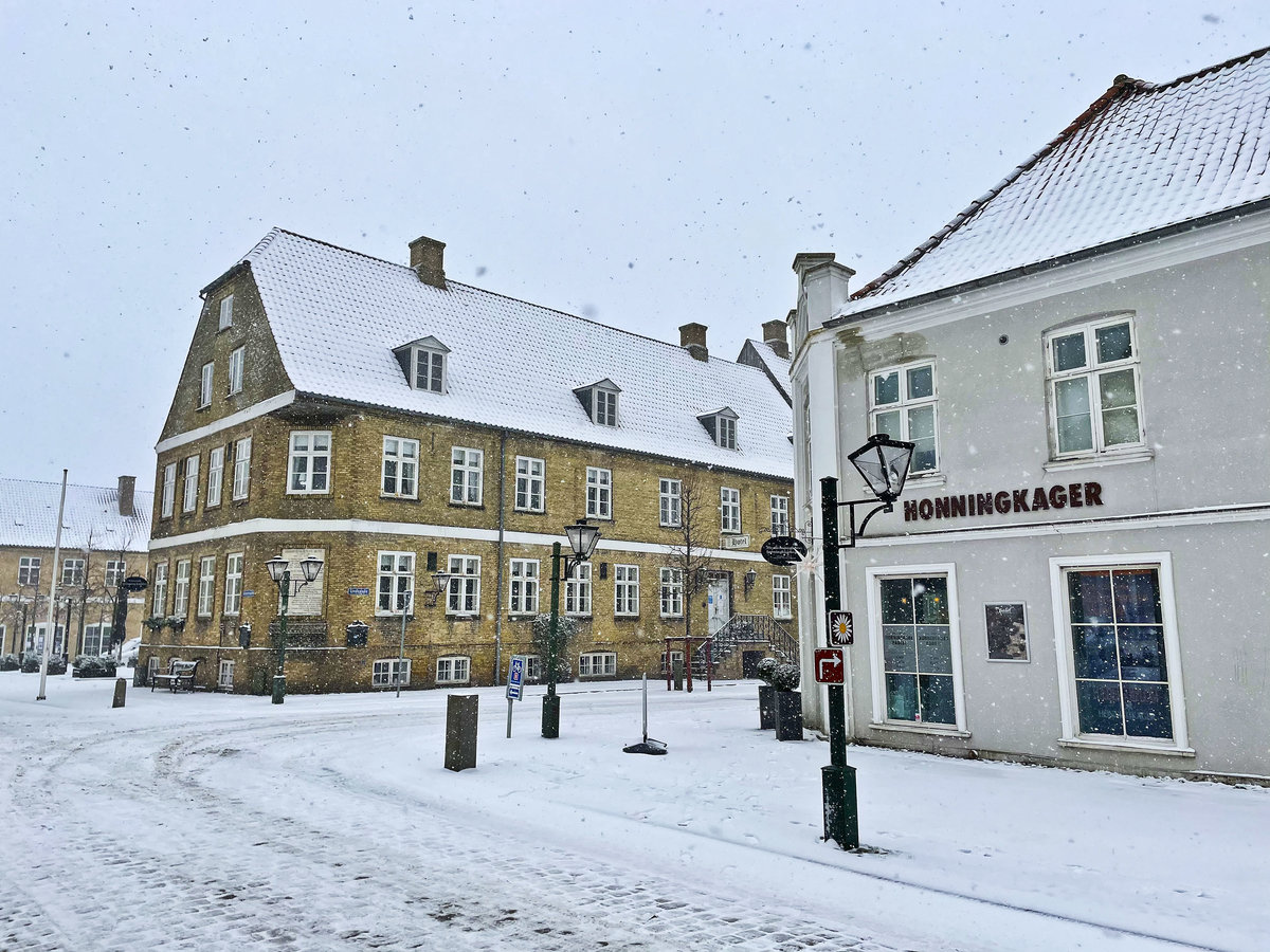 Das Hotel der Herrnhuter Brdergemeinde in Christiansfeld (Nordschleswig). Wegen der auergewhnlich gut erhaltenen Siedlung der Herrnhuter Brdergemeine besitzt der Ort seit 2015 den Status eines Unesco-Weltkulturerbes. Aufnahme: 3. Februar 2021.