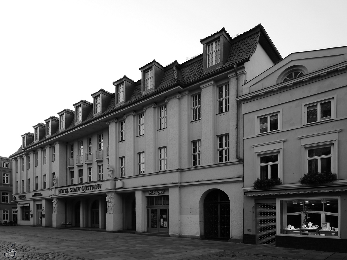 Das Hotel Stadt Gstrow, so gesehen Ende August 2013 ebendort.