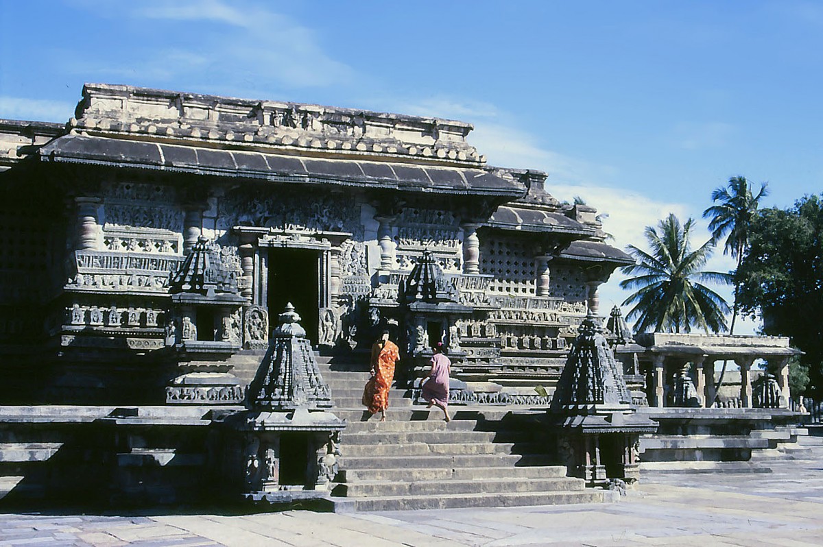 Das Hoysaleshwara-Tempel in Halebid bed Hassan. Aufnahme: November 1988 (Bild vom Dia).