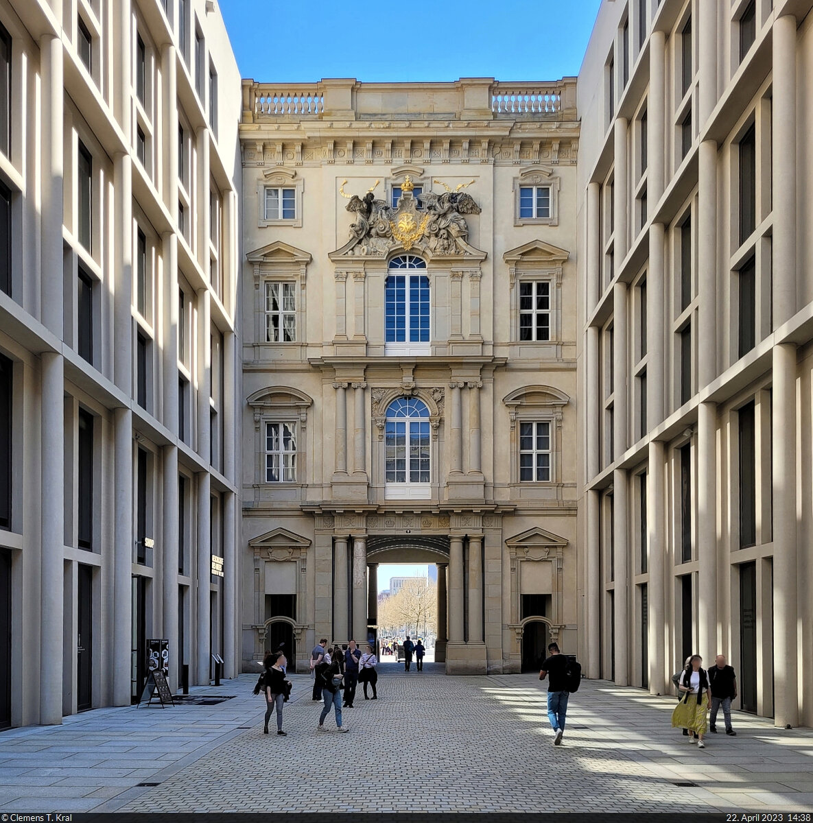 Das Humboldt-Forum in Berlin vereint die alte Bausubstanz des wiederaufgebauten Schlosses mit moderner Architektur. In den Gebuden befinden sich verschiedene museale Ausstellungen. Auerhalb davon gibt es zwei Innenhfe. In dem kleineren von beiden, dem sogenannten Stellahof, entstand die Aufnahme.

🕓 22.4.2023 | 14:38 Uhr