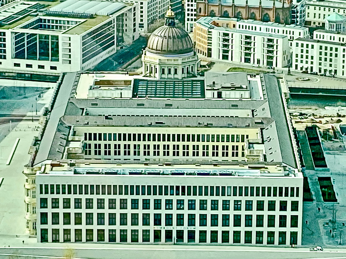 Das Humboldt Forum gesehen vom Fernsehturm auf den Alexanderplatz in Berlin  am 31. Mrz 2022.