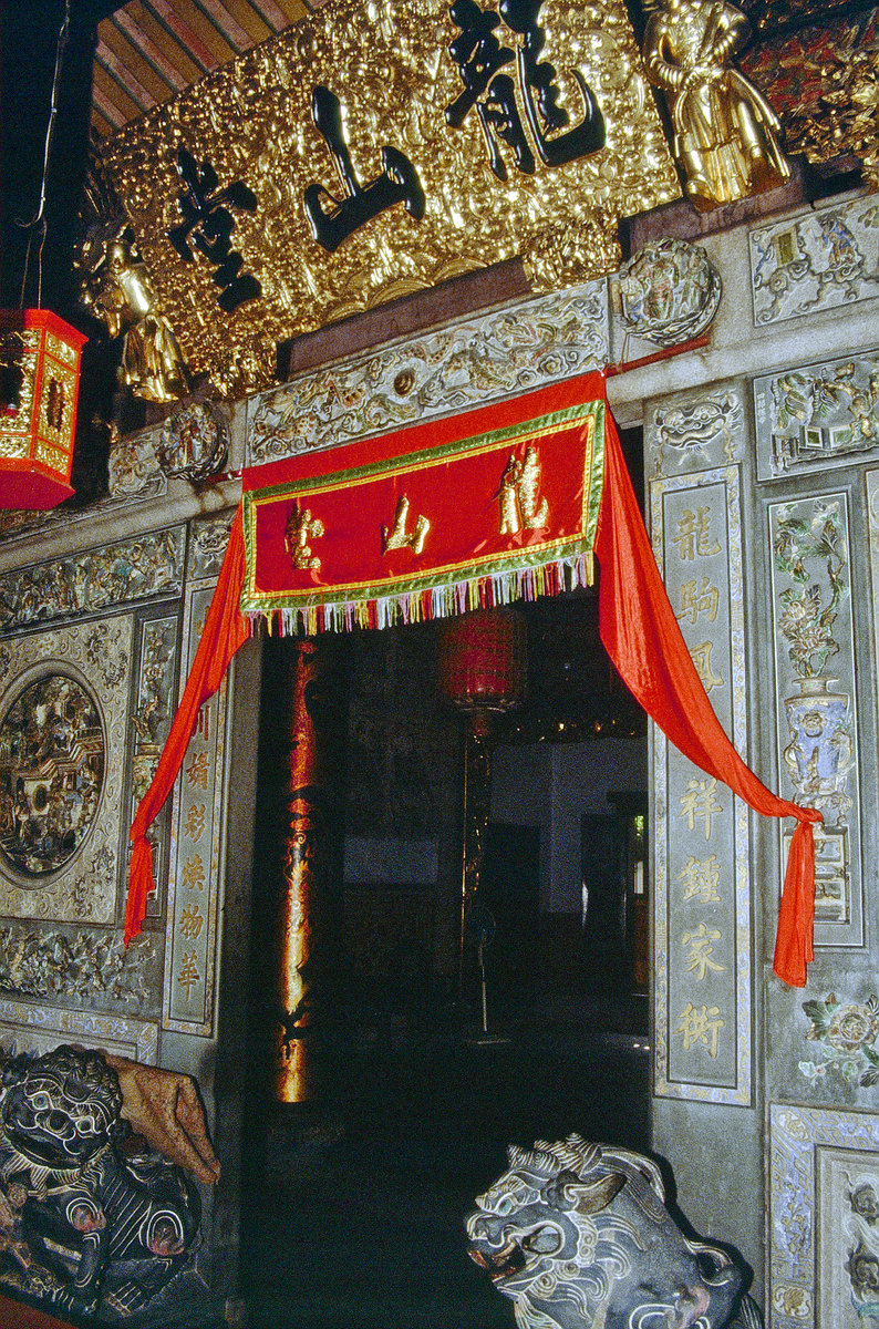 Das Innere des Kuan Yin Teng-Tempels in Georgetown auf Penang in Malaysia. Bild vom Dia. Aufnahme: März 1989.