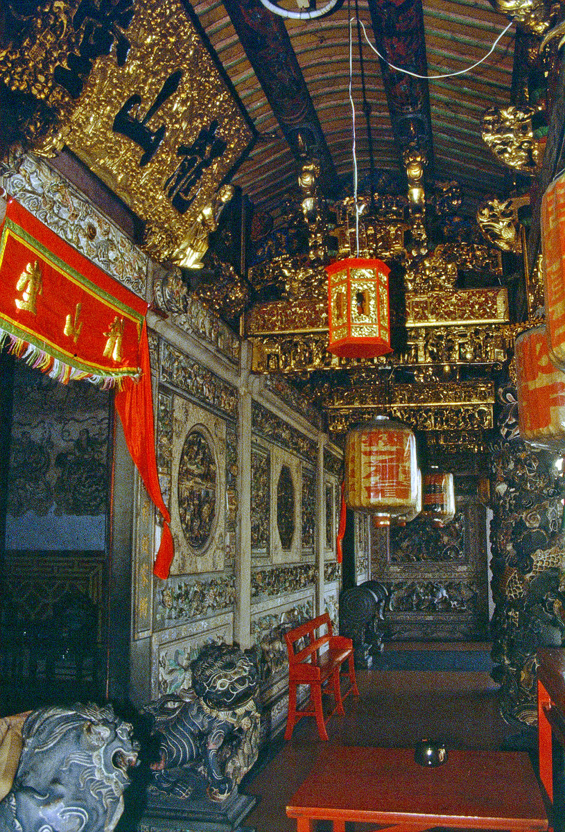 Das Innere des Kuan Yin Teng-Tempels in Georgetown auf Penang in Malaysia. Bild vom Dia. Aufnahme: März 1989.