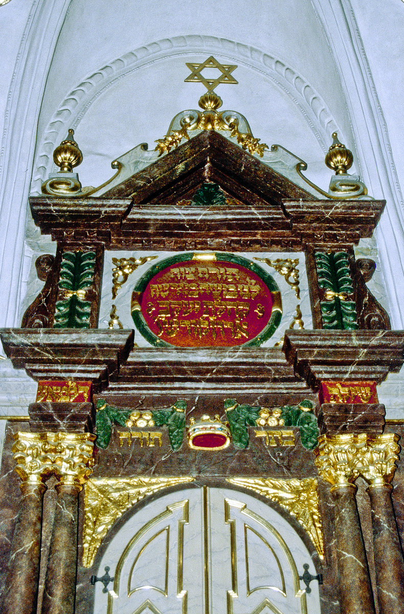 Das Innere der Klausen Synagoge in Prag. Bild vom Dia. Aufnahme: Juni 1990.