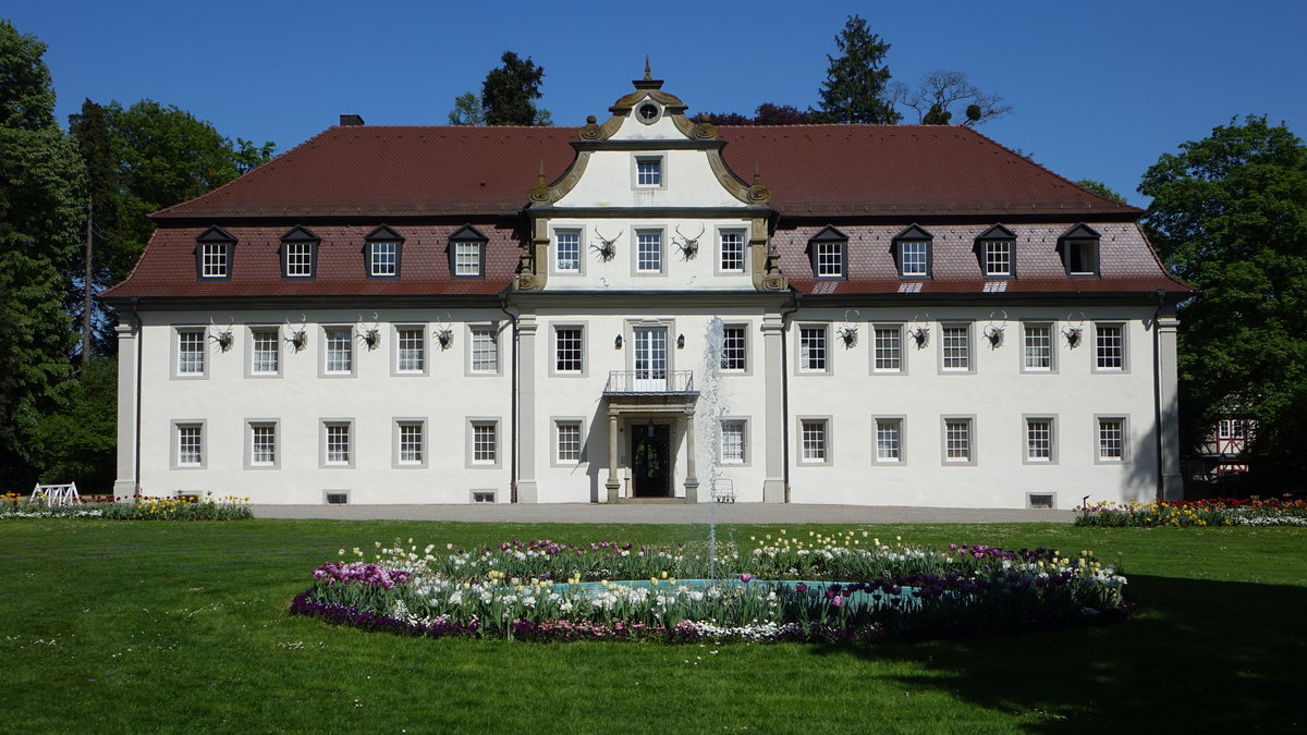 Das Jagdschloss Friedrichsruhe wurde 1712 bis 1717 im hohenlohischen Ort Friedrichsruhe errichtet, der heute zur Gemeinde Zweiflingen im Hohenlohekreis im Norden Baden-Wrttembergs gehrt. Das Jagdschloss blieb bis heute unversehrt erhalten und beherbergt das Wald- & Schlosshotel Friedrichsruhe (29.04.2018)