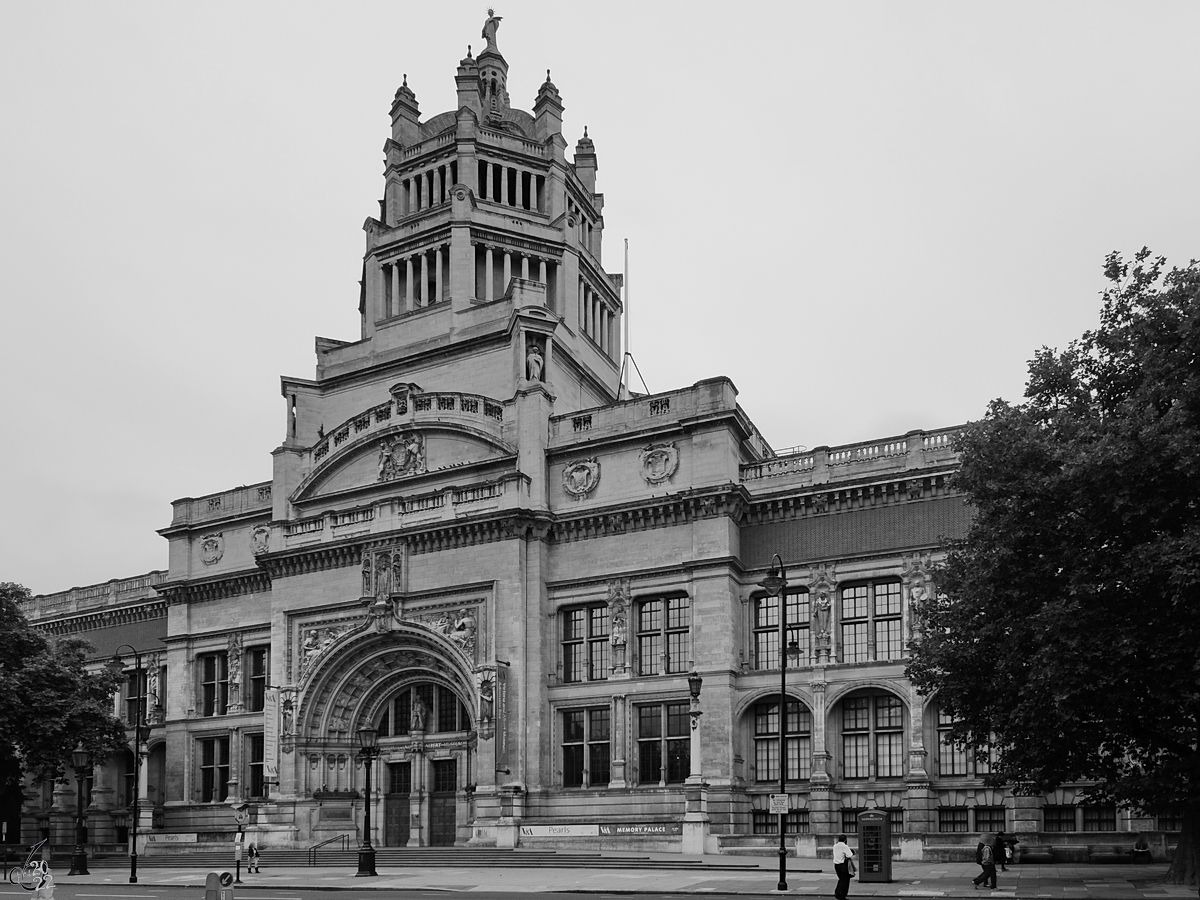 Das im Jahr 1852 gegrndete Victoria and Albert Museum beherbergt die grte Sammlung von Kunstgewerbe und Design der Welt. (London, September 2013)