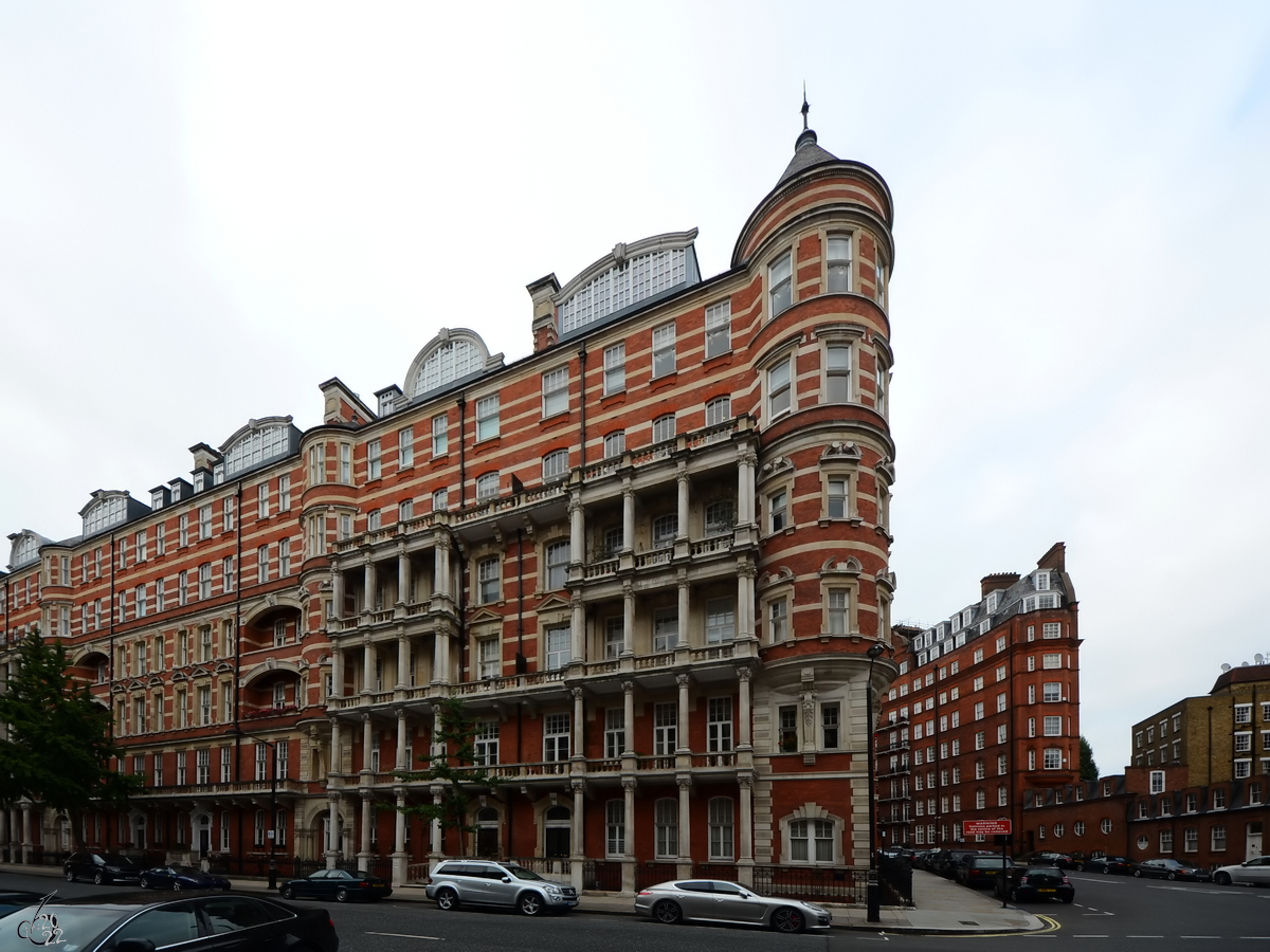 Das im Jahr 1900 fertiggestellte Albert Court ist ein Herrenhaus in South Kensington. (London, September 2013)