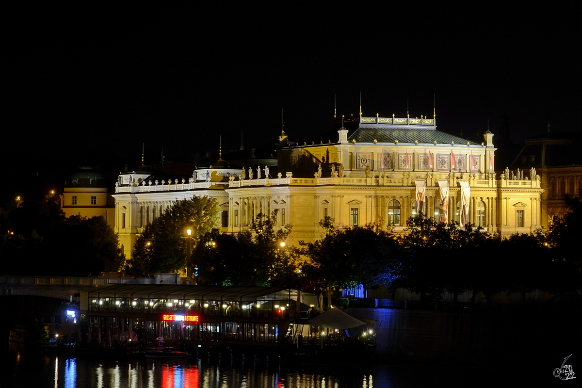 Das in den Jahren 1876 bis 1884 im Stil der Neorenaissance errichtete Rudolfinum (deutsch auch Rudolphinum) ist Sitz der Tschechischen Philharmonie. (Prag, September 2012)