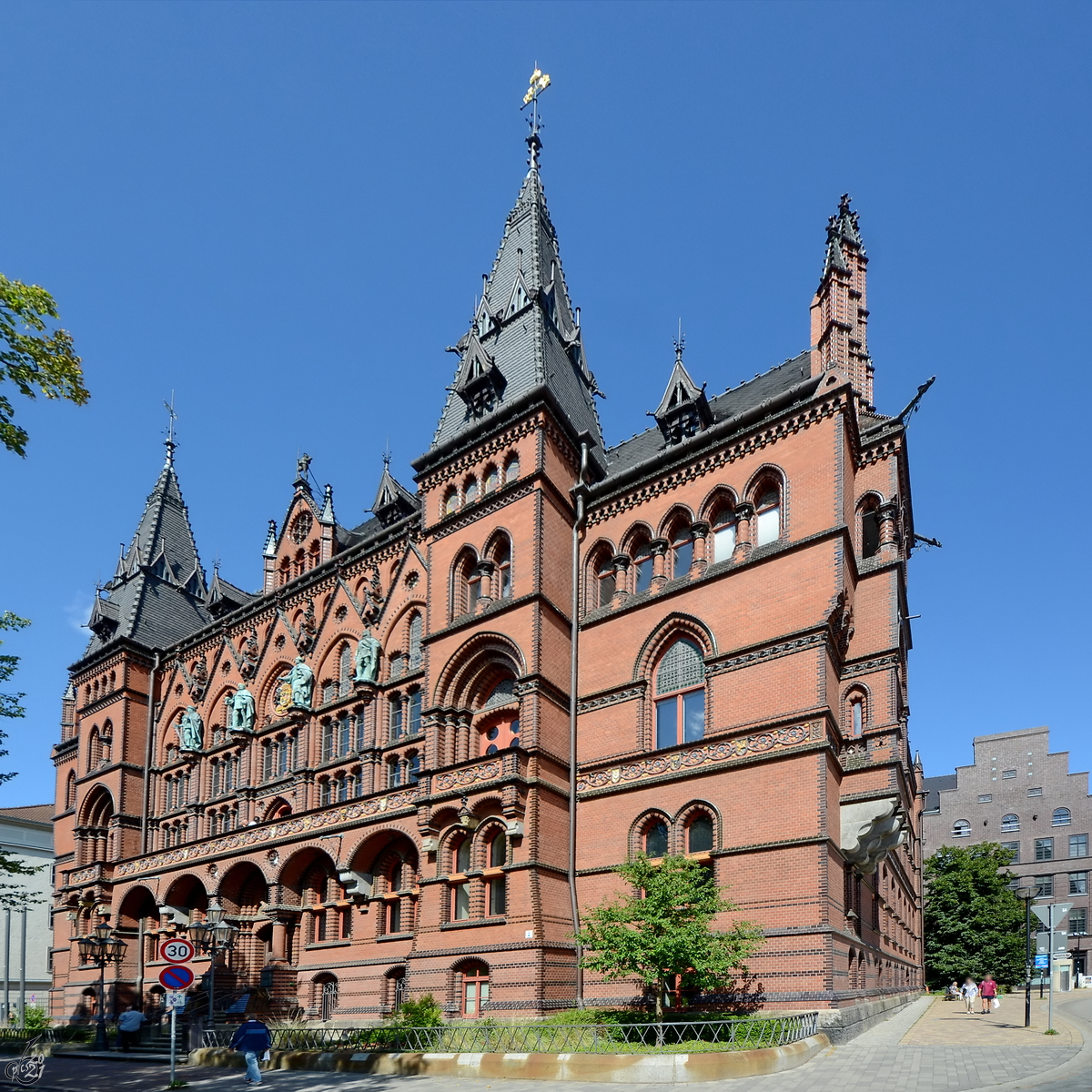 Das in den Jahren 1889 bis 1893 als neugotischer Backsteinbau erbaute Stndehaus Rostock beherbergt das Oberlandesgericht Rostock. (August 2013)