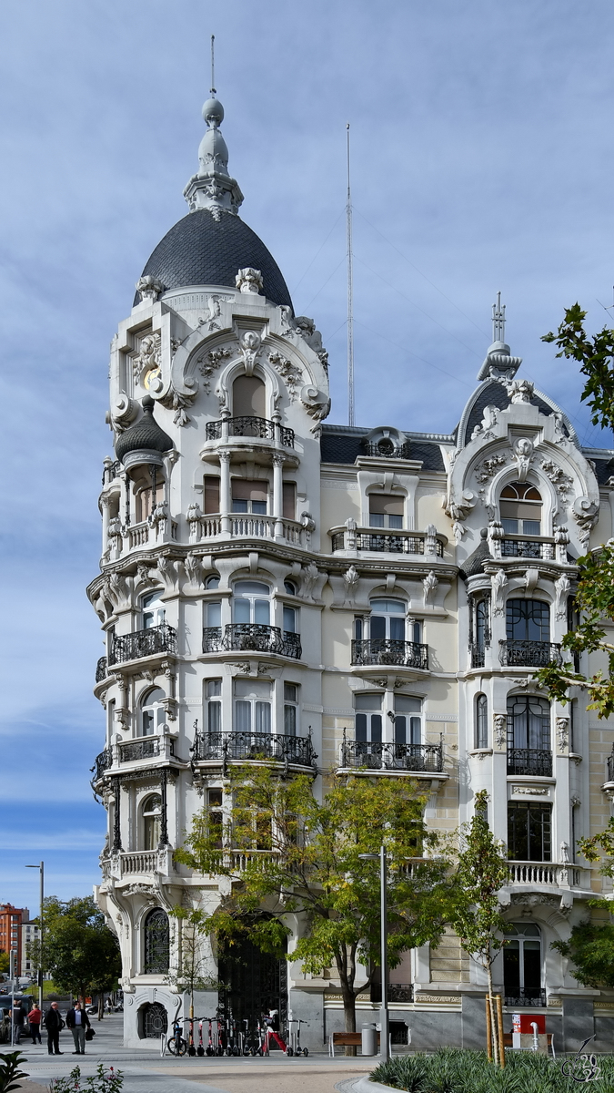 Das im Jugendstil gestaltete Wohnhaus Casa Gallardo wurde zwischen 1911 und 1914 erbaut. (Madrid, November 2022)
