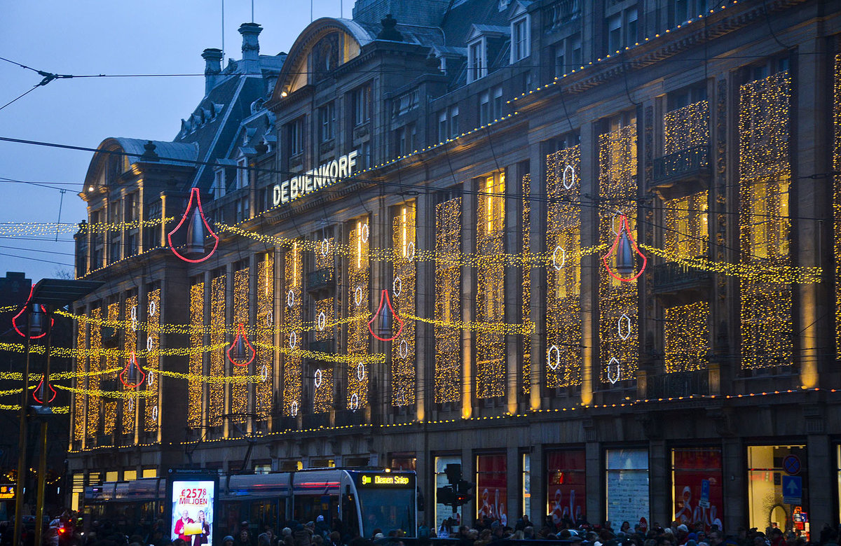 Das Kaufhaus De Bijenkorf in Amsterdam in der Abenddmmerung aufgenommen. Aufnahme: 3. Januar 2017.