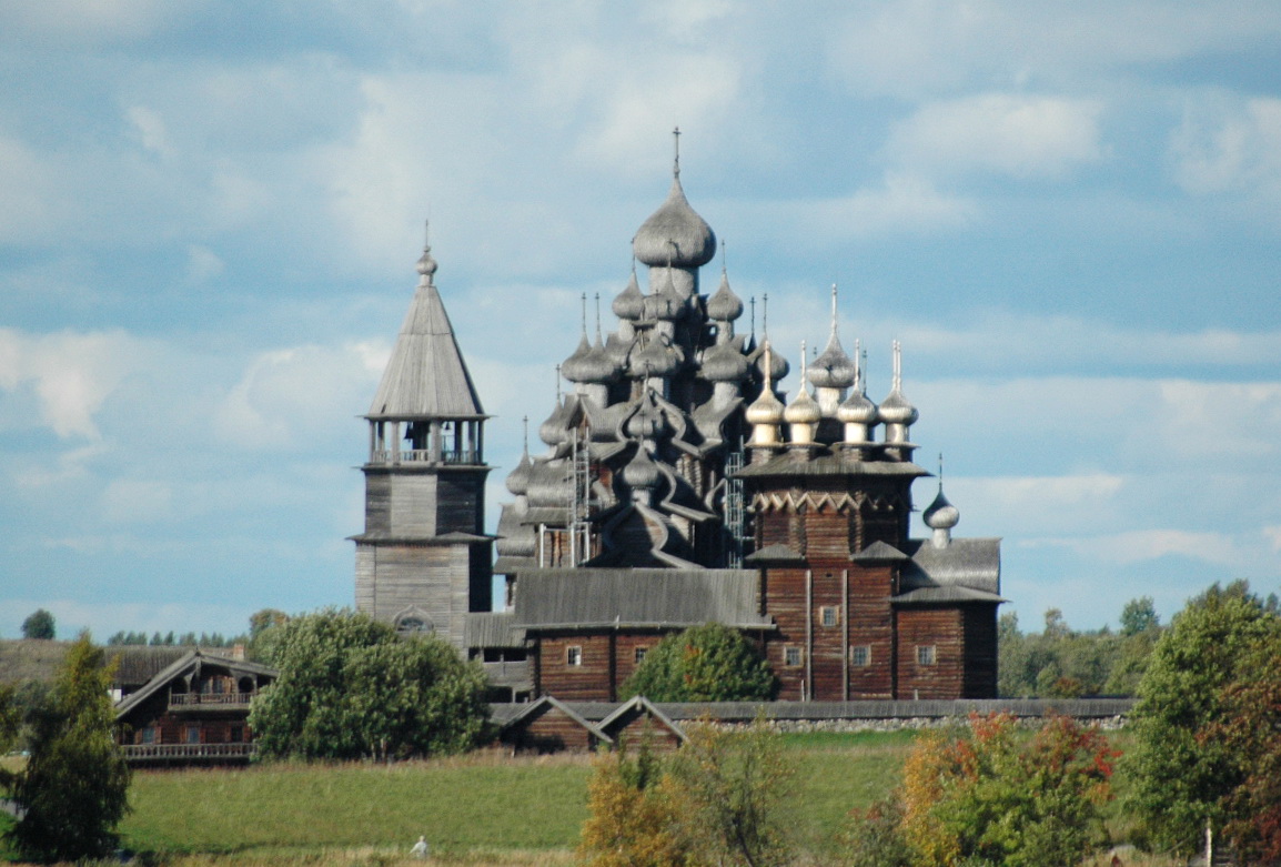 Das Kirchenspiel auf der Insel  Kishi  im Nordosten des Onega-Sees bei Uglitsch bestehend aus der 22kuppeligen Christi-Verklrungs-Kirche (1714), der zehnkuppeligen Mari-Schutz-Kirche (1764) und dem Glockenturm mit dem Zeltdach (1874) ist das berhmteste Bauwerk und gilt als Inbegriff der nordrussischen Holzbaukunst. Gesehen im September 2010