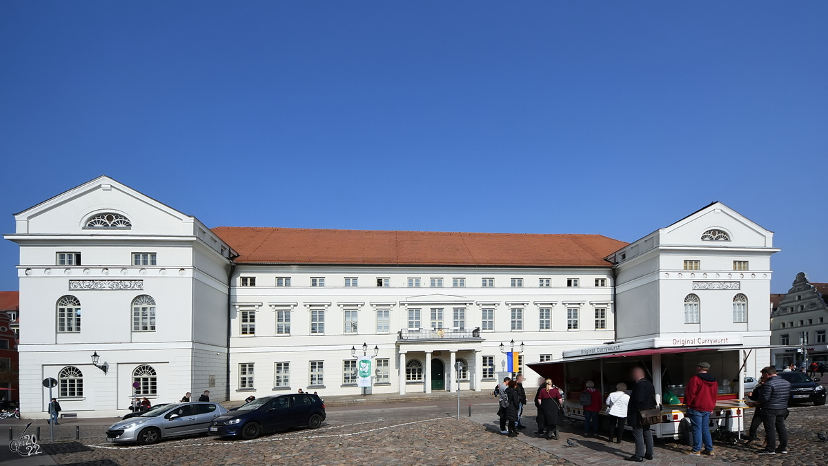 Das klassizistische Rathaus Wismar wurde von 1817 bis 1819 ber einem gotischen Kellergewlbe errichtet. (Mrz 2022)
