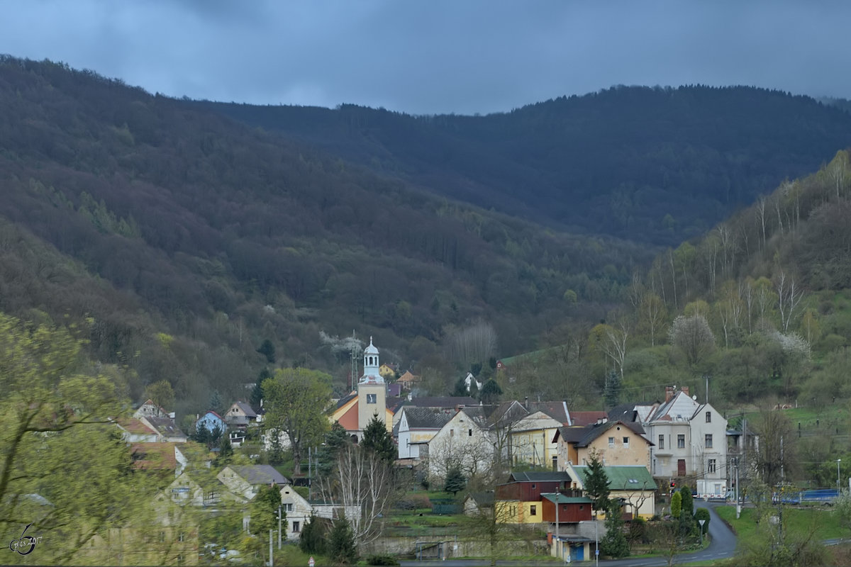 Das kleine rtchen Těchlovice nad Labem mit der Kirche  Johannes der Tufer . (April 2017)