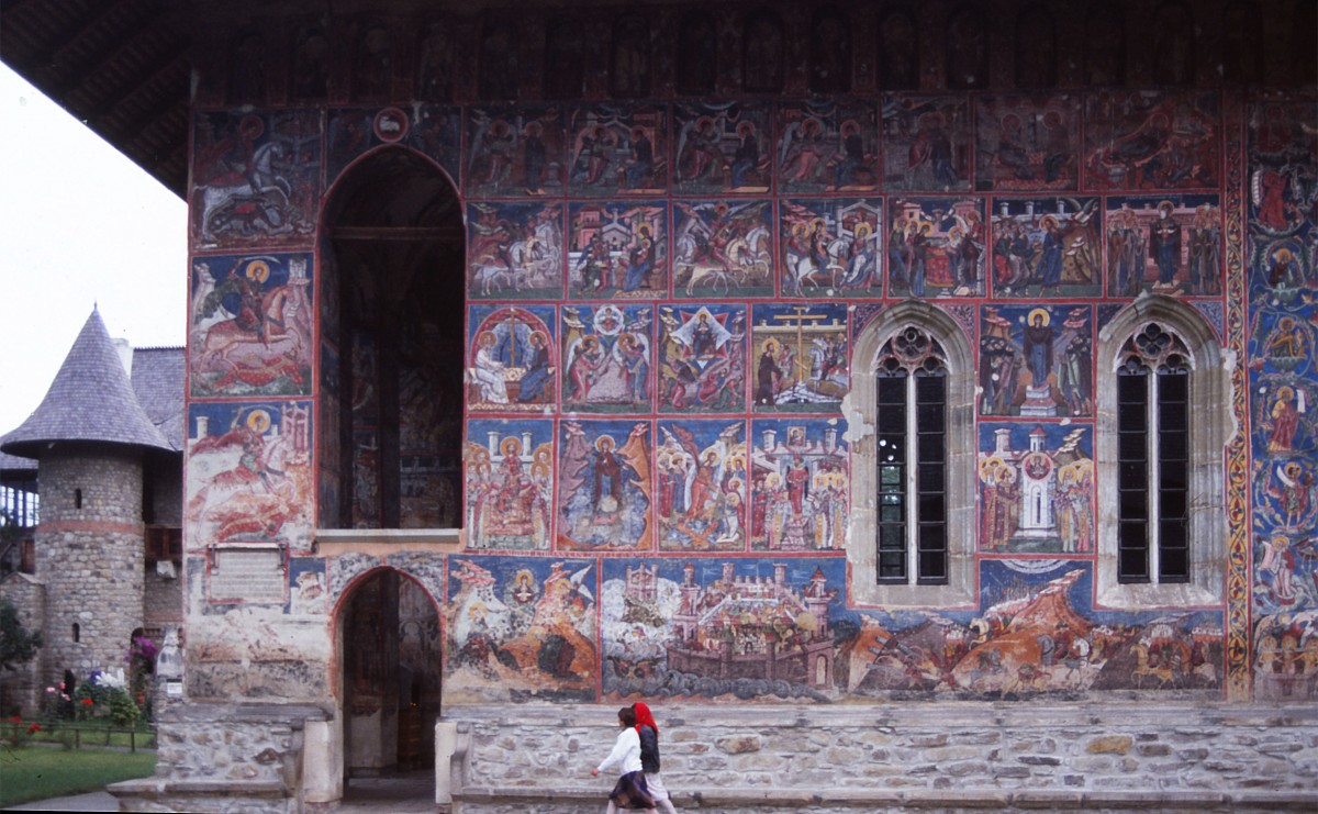 Das Kloster in Moldovita ist als Prototyp des moldawischen Architekturstils anzusehen. 1537 entstanden die Innen- und Auenfresken. Sie sind mit Ausnahme der Nordfassade bis heute erstaunlich gut erhalten und beeindrucken durch ihren kraftvollen Ausdruck und ihre warmen und harmonischen Farbtne sowie die Klarheit ihrer ikonographischen Anordnung. Aufnahme: Juli 1989 (Bild vom Dia).