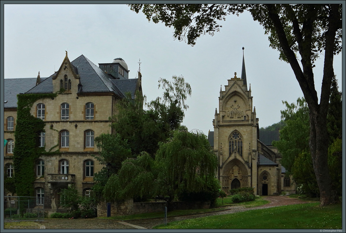 Das Kloster Pforta wurde 1137 als Zisterzienser-Kloster Sankt Marien zur Pforte gegründet. Rechts die Klosterkirche mit eindrucksvoller Westfassade. (Schulpforte, 04.06.2020)