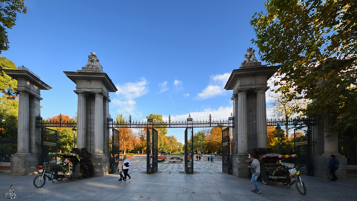 Das Knigliche Tor (Puerta Real) wurde 1885 als Zugang zum Retiro-Park erbaut. (November 2022)