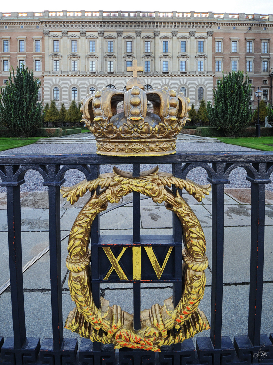 Das knigliche Wappen am Tor zum Stockholmer Schloss. (Oktober 2011)