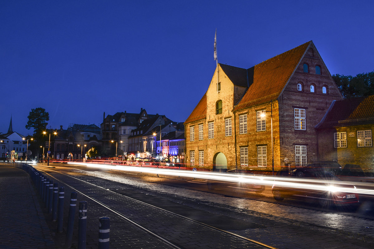 Das Kompagnietor am Flensburger Hafen (Schiffbrcke 12). Das Kompagnietor gehrt mit seinem Alter zu den ltesten profanen Gebude der Stadt. Am Vorderhaus sind Hochwassermarken frherer berschwemmungen zu sehen. Im Giebel ist das Flensburger Wappen das Wappen von Knig Christian IV. von Dnemark und Norwegen und seiner Ehefrau der Knigin Anna Katharina von Brandenburg zu sehen. Aufnahme: 17. Juli 2020.