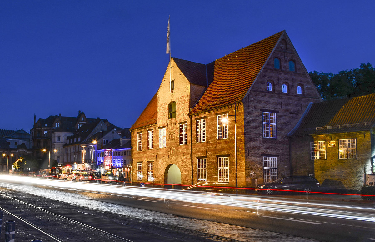 Das Kompagnietor ist eine der Sehenswrdigkeiten Flensburgs an dessen Hafen (Schiffbrcke 12).  Aufnahme: 17. Juli 2020.